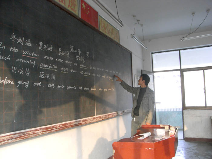 国学社的同学用双语为延大附小的孩子们教《弟子规》