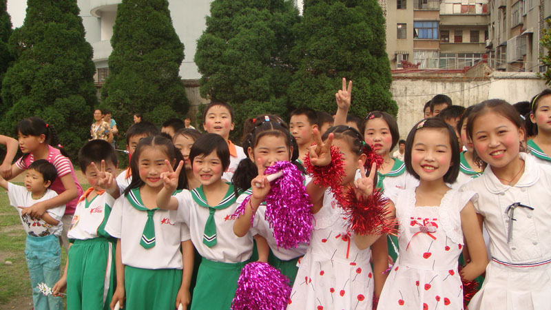 义教义工与孩子一同过六一：孩子们上台前给他们的国文课老师（义工）蒋洁云摆POSS