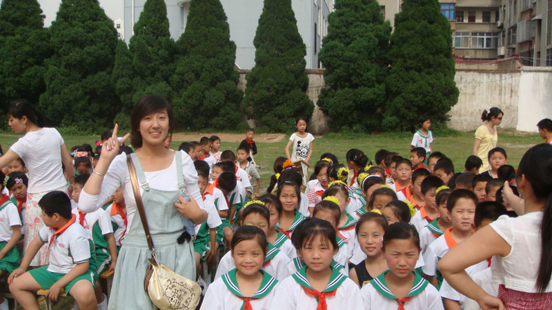 义工黄卉和她所带的（四二）班同学在一起