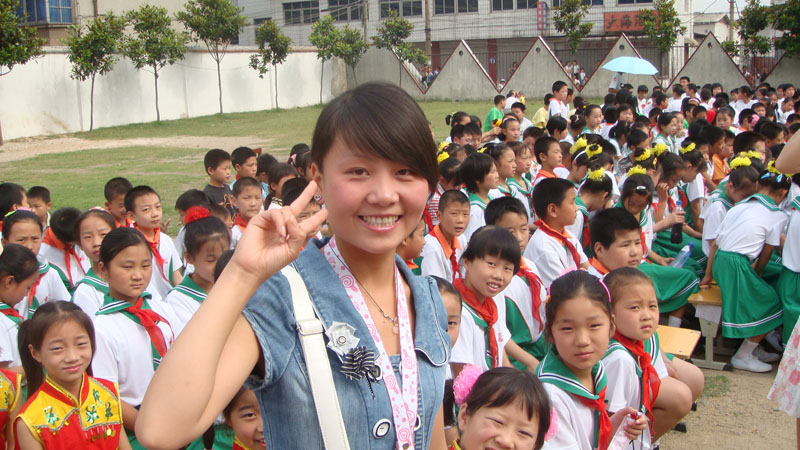 彭鹏和他所带的（四一）班在一起