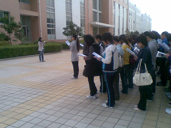 2010年世界读书日琴湖畔晨读3