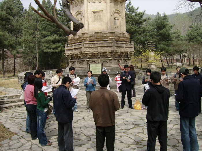潭拓寺内集体诵读
