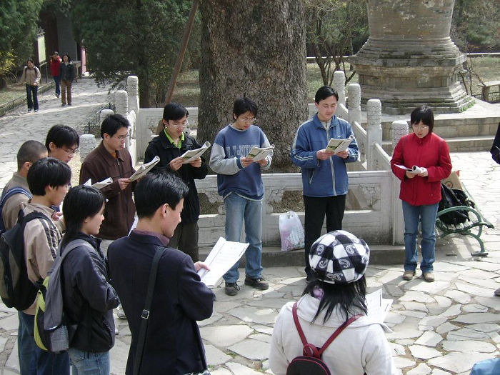 潭拓寺内集体诵读