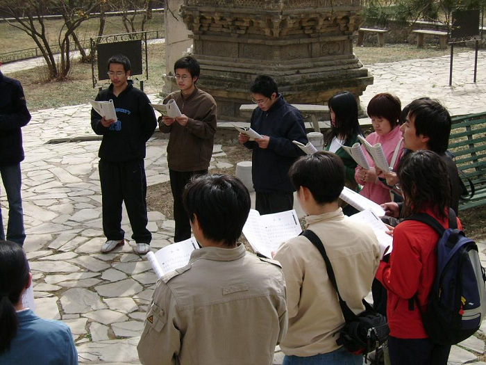 潭拓寺内集体诵读