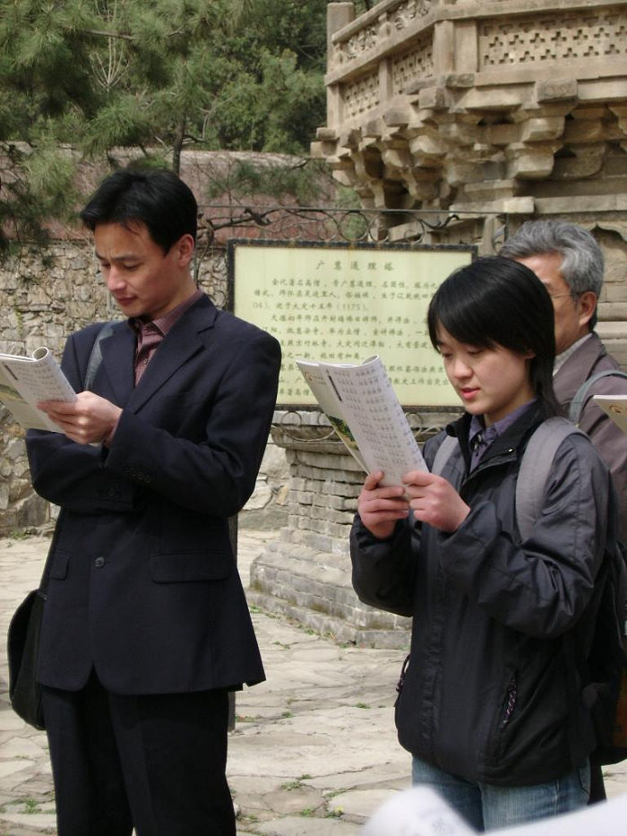 潭拓寺内集体诵读