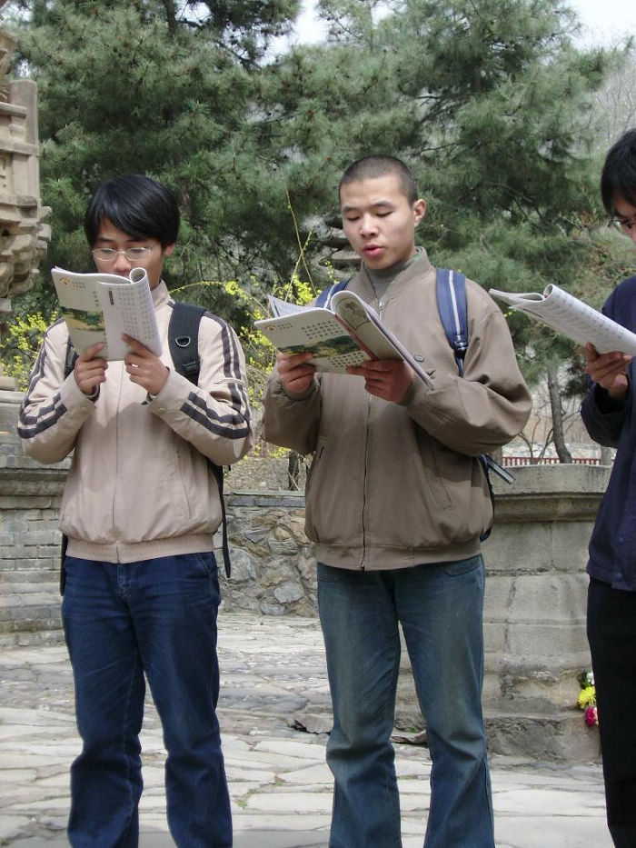 潭拓寺内集体诵读