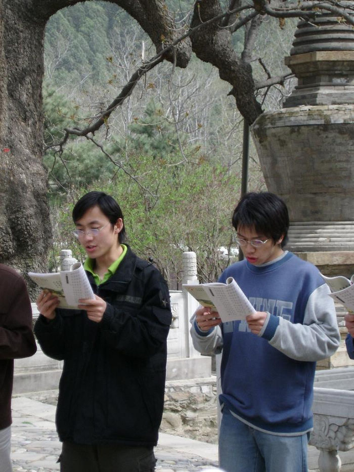 潭拓寺内集体诵读