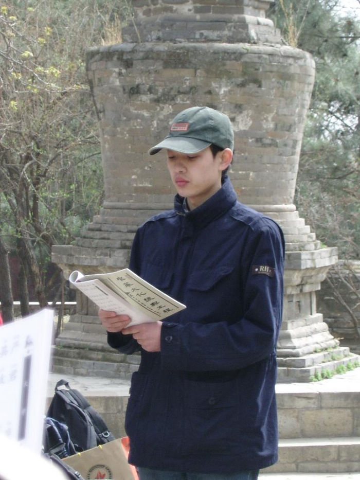 潭拓寺内集体诵读