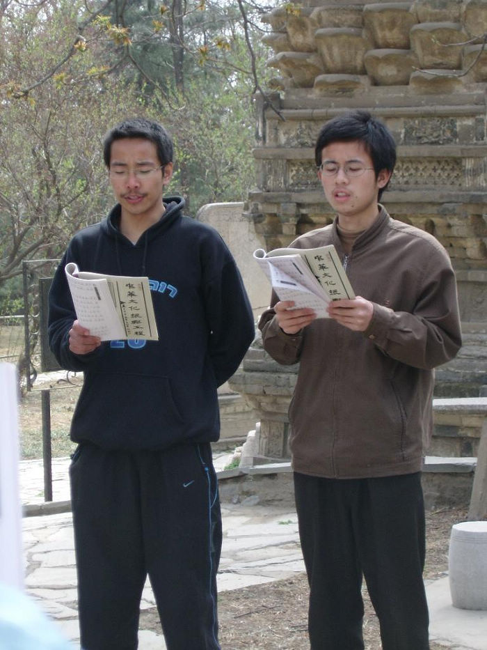 潭拓寺内集体诵读