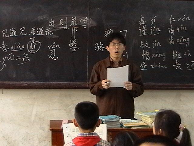 2005年春李忠明在西颐小学授课照片09