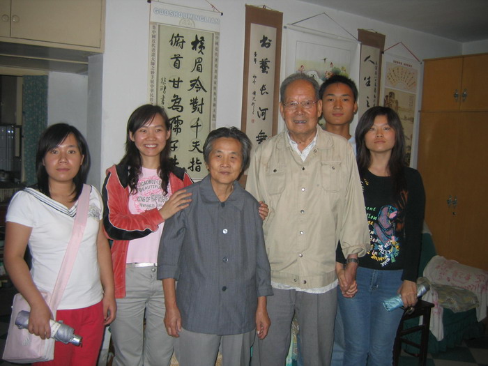 左起：李素华、孔青、奶奶、张老、严泽森、宋云芳